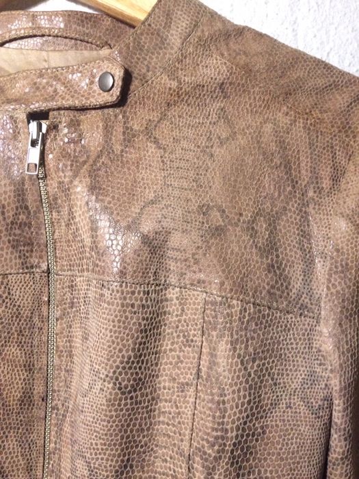 Casaco de pele de cobra - curtinho / veste muito bem