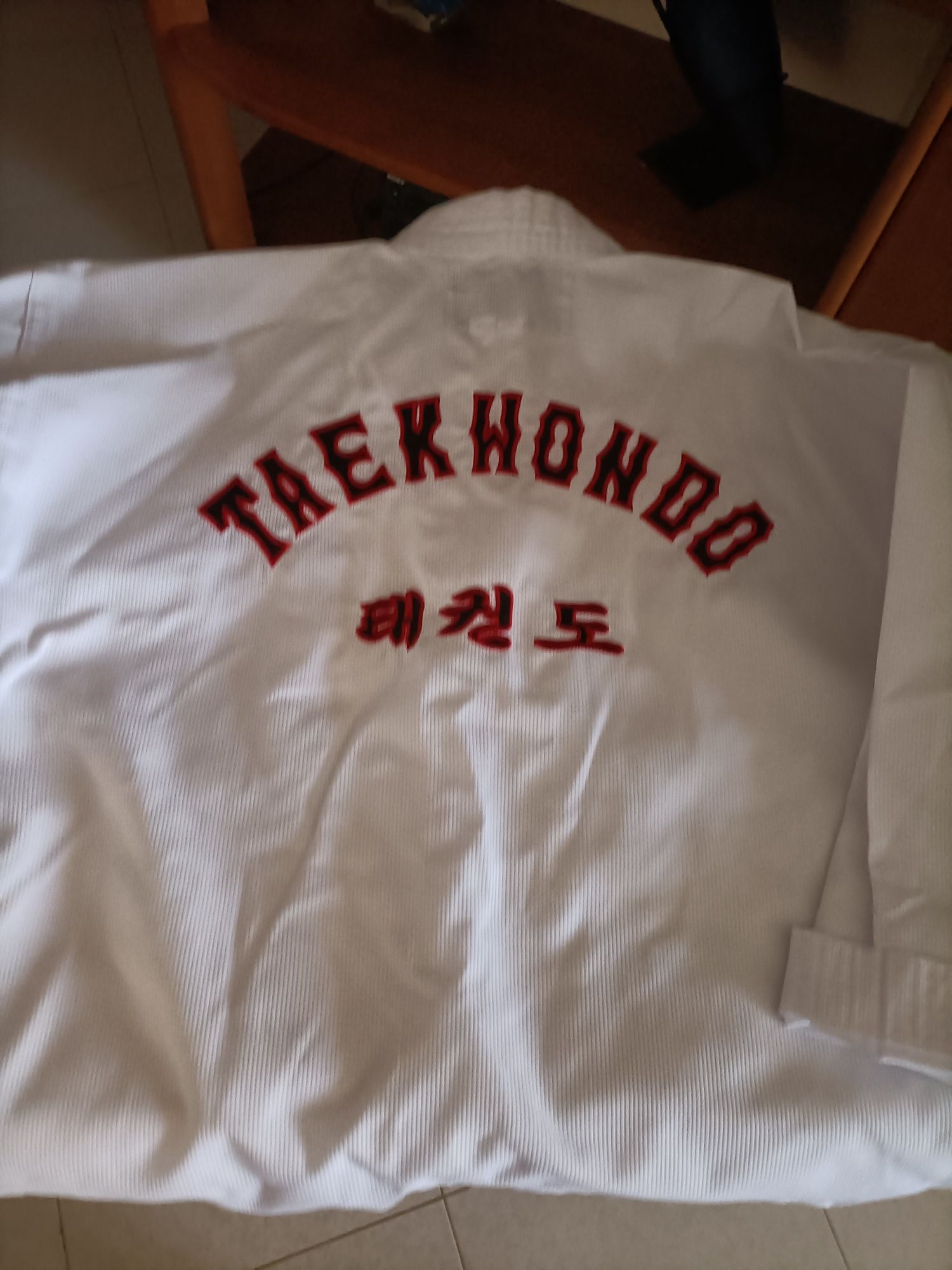 Fato de taekwondo novo 8 anos grande com cintos