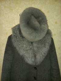Пальто женское шерстяное с натуральным мехом и шапка меховая