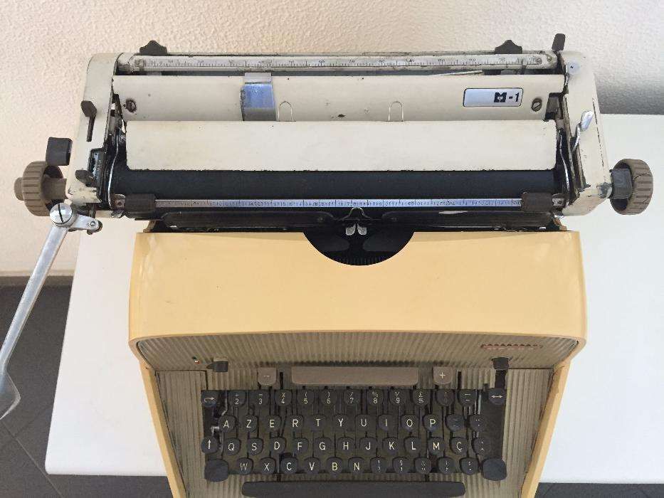 Máquina de Escrever Antiga MESSA