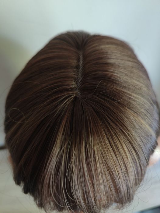 Nowa realistyczna jasno brązowa długa prosta peruka delikatne refleksy