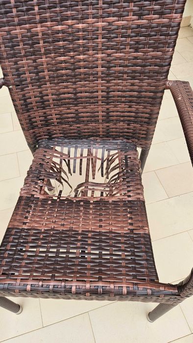 Mesa e cadeiras jardim em Ratan