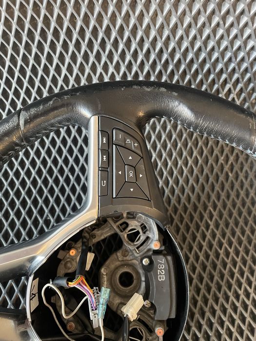 Руль на ліф 2019 рік оригінал всі кнопки працюють