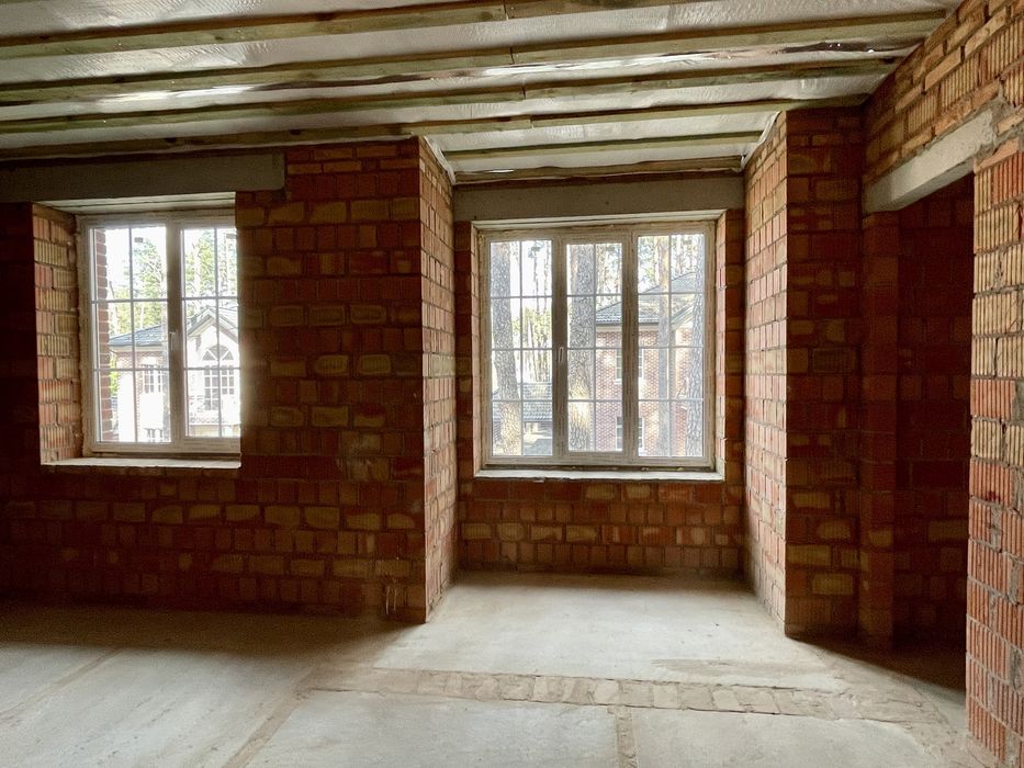 Дом в коттеджном городке в лесной Буче.