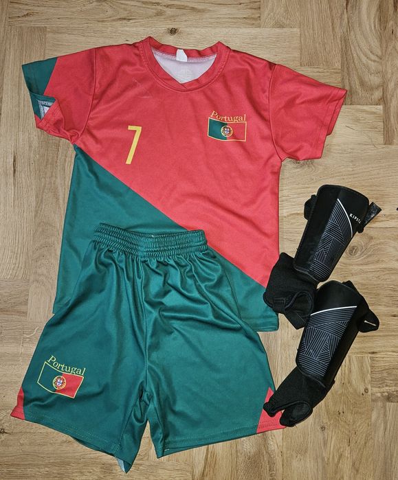 Strój piłkarski Ronaldo 128 z ochraniaczami