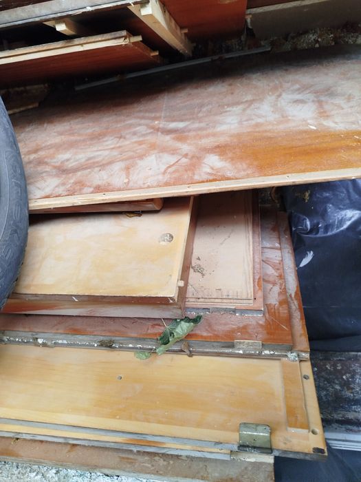 Срочно Отдам даром Дрова, разобранные двери и шкаф