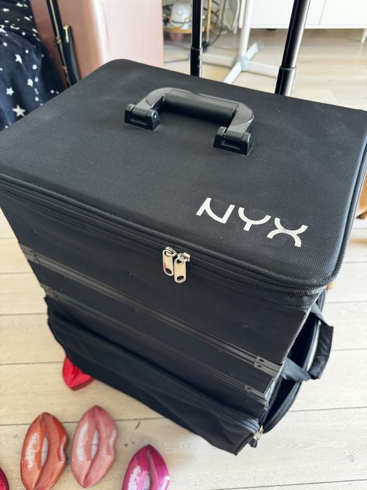 Kufer makijażystki NYX Professional Makeup walizka