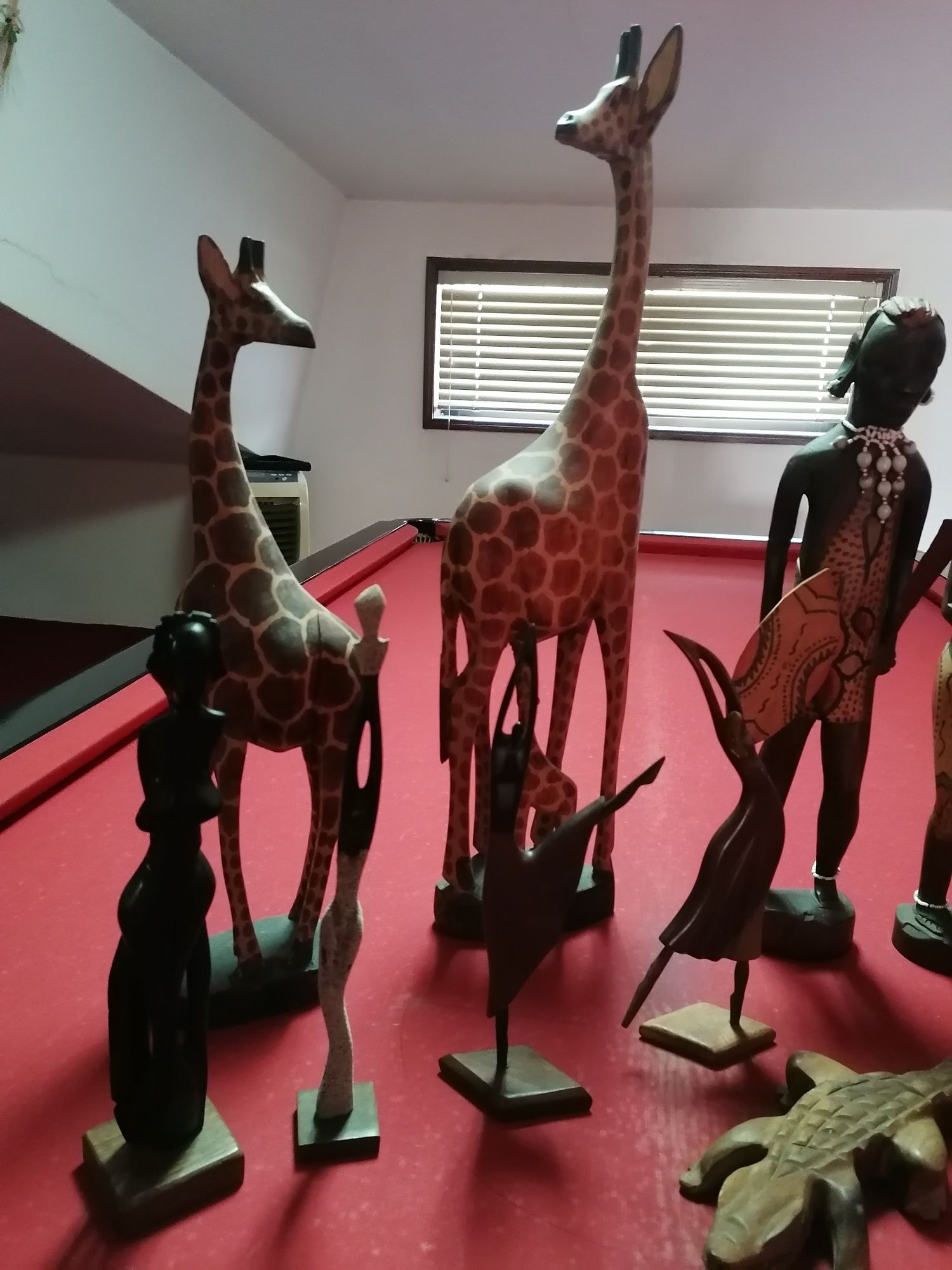 Várias estatuetas em madeira