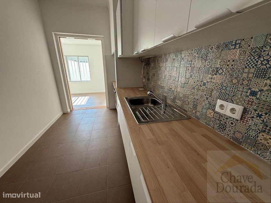 Apartamento T2 +1 com logradouro, remodelado - São Martinho do Bispo