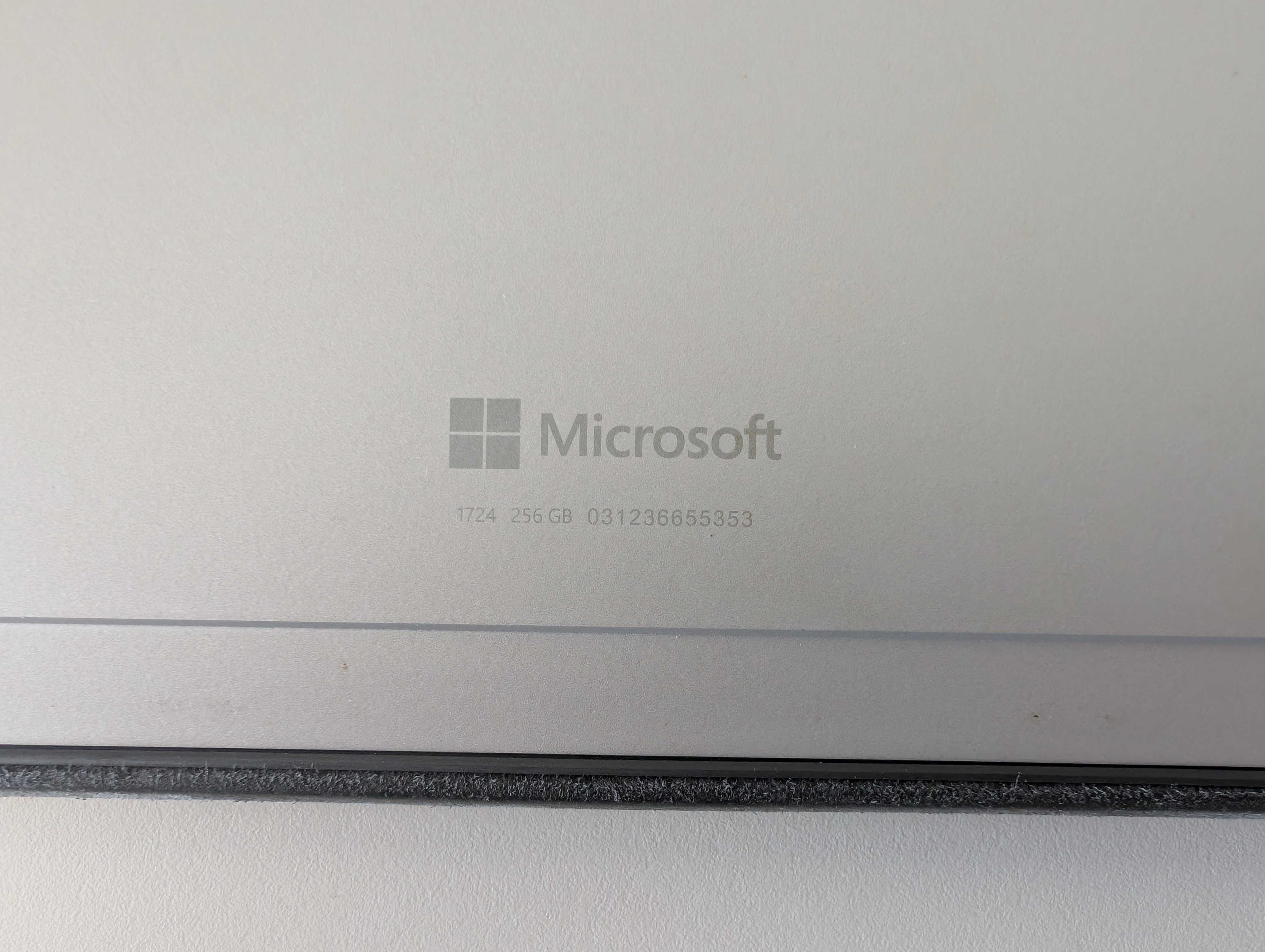 Microsoft Surface Pro 4 (1724) – i5 / 256GB