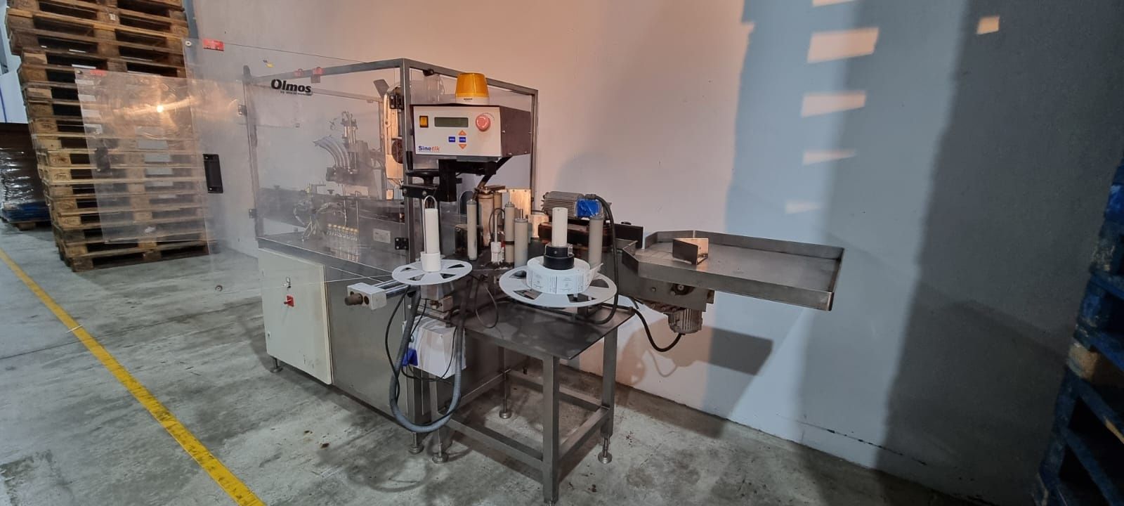 Máquina automática de engarrafamento de garrafas miniatura.
