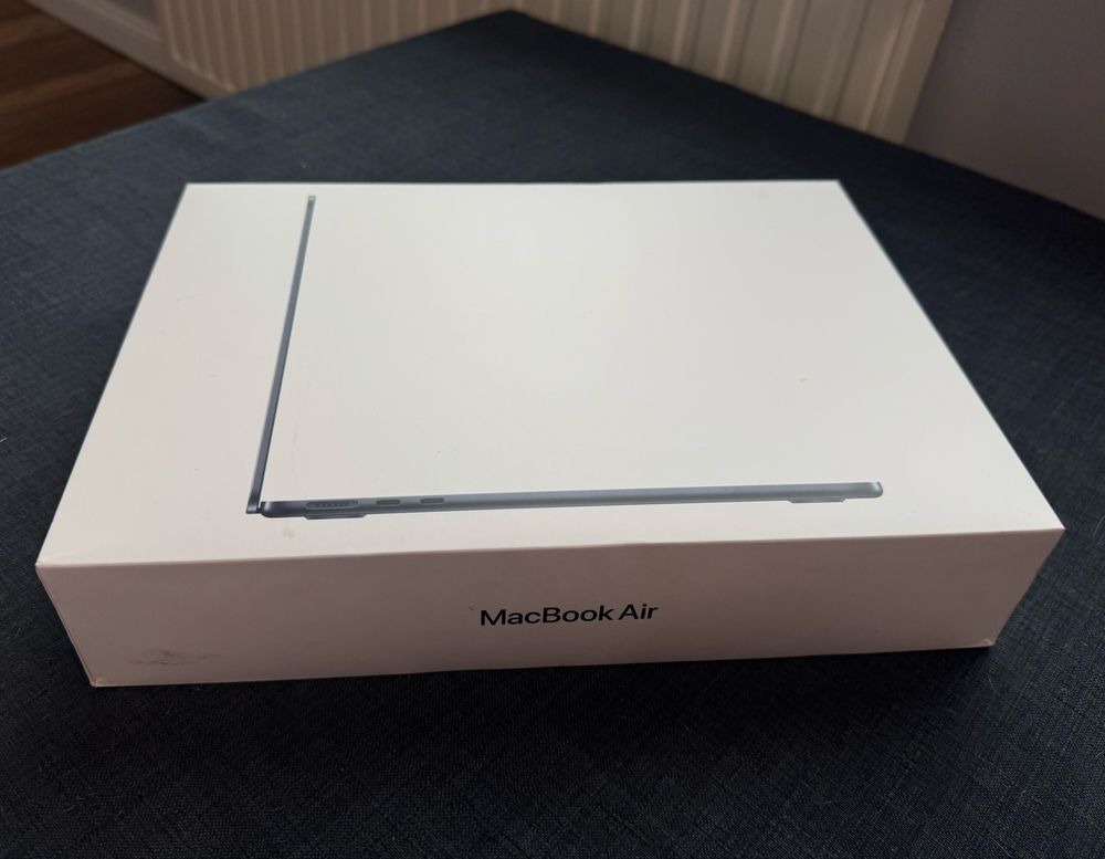 MacBook Air M2 13” + oryginalna myszka