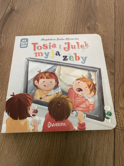Tosia i Julek myją zęby