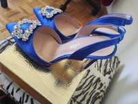 Sapato azul e sandália