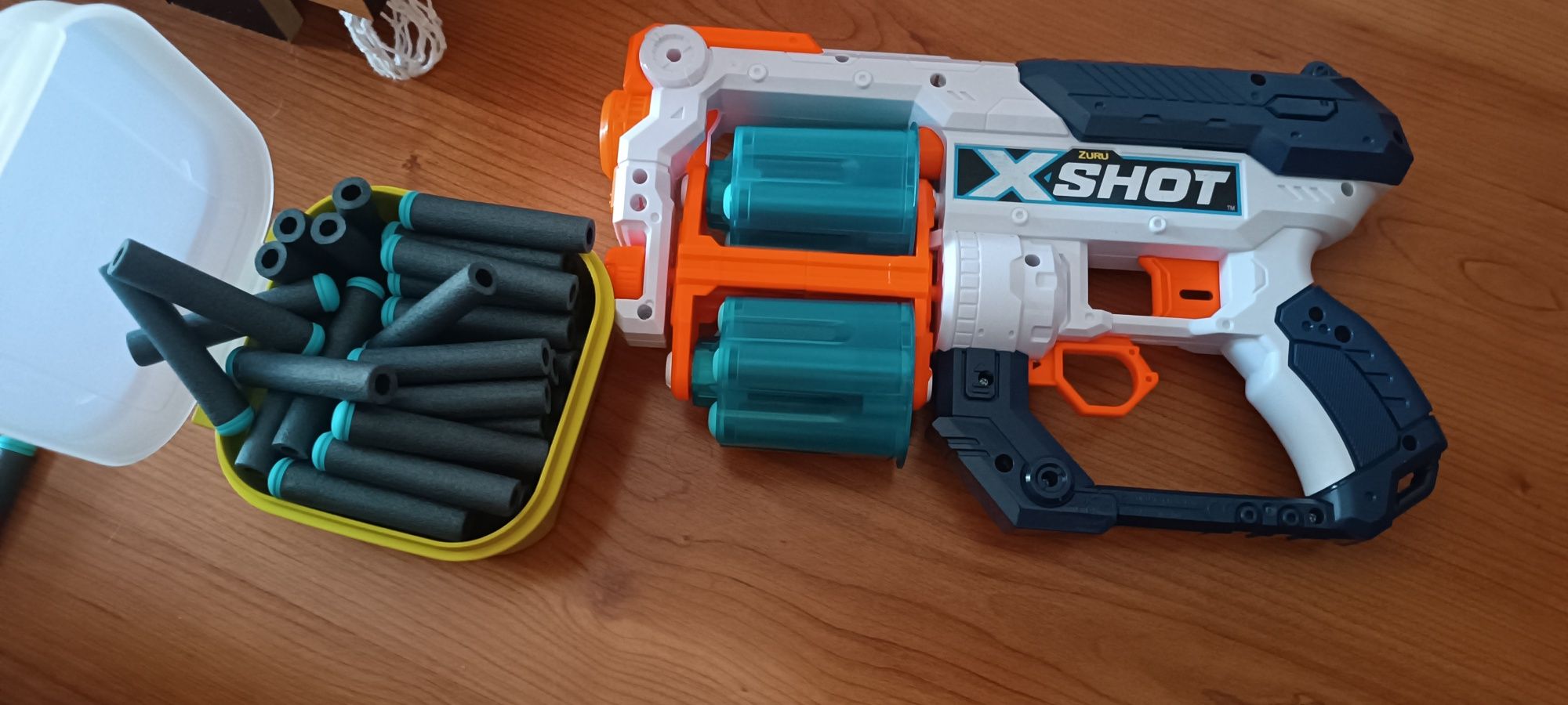 Nerf com mais de 100 balas e uma raquete tênis de mesa
