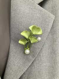 Elegancka zielona liść gingko broszka z perłą