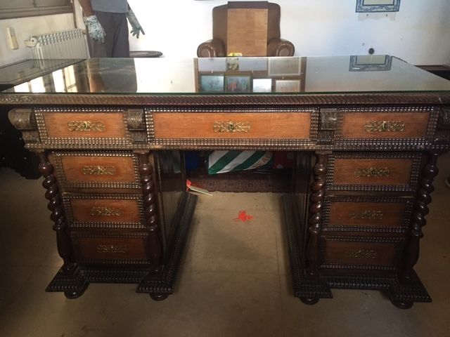 Secretária, cadeira de braços e duas cadeiras, em pau-santo