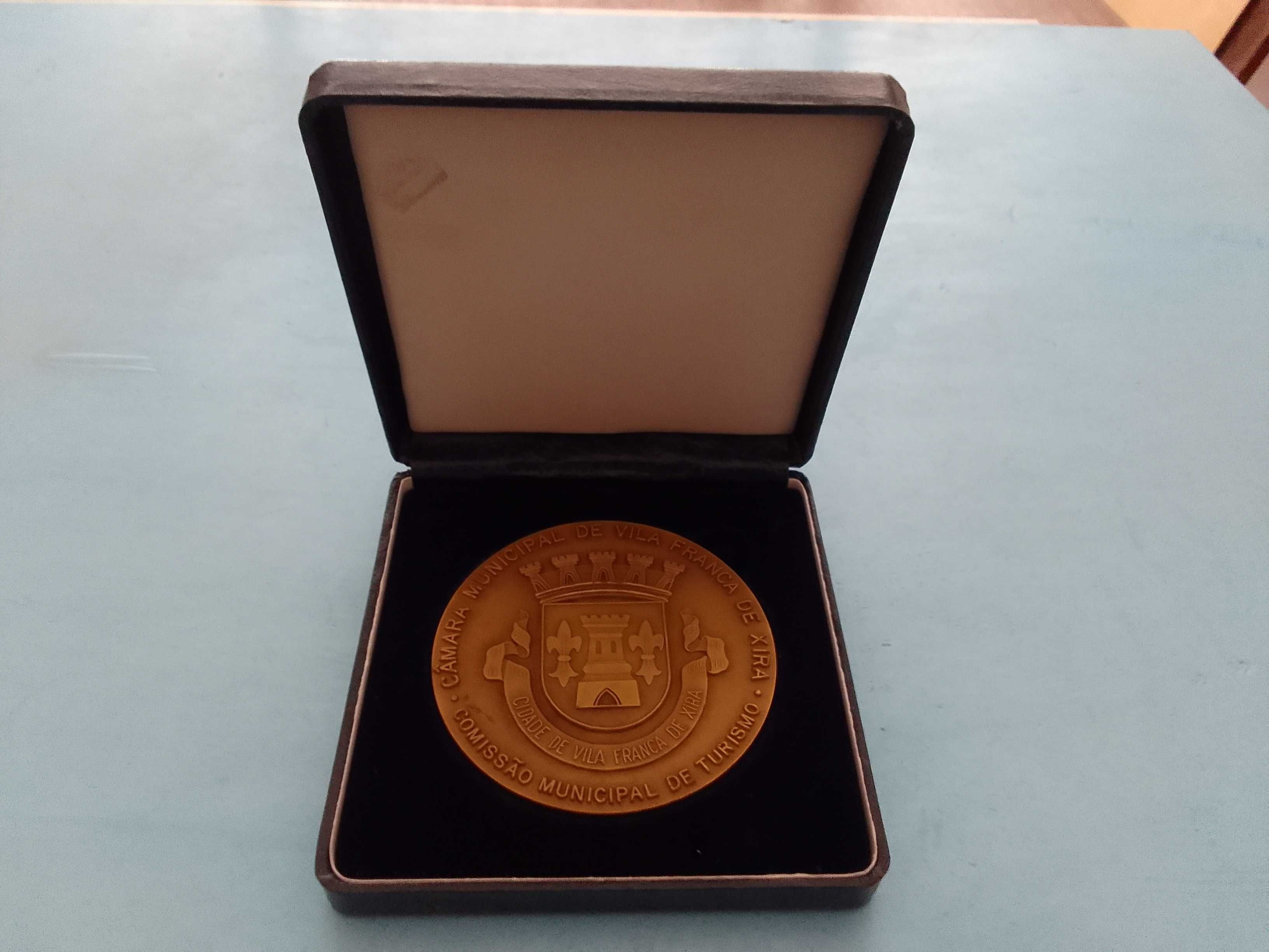 Medalhão comemorativo dos 50 anos da Ponte Marechal Carmona