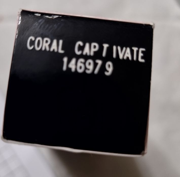 Szminka Coral Capitive semi matte