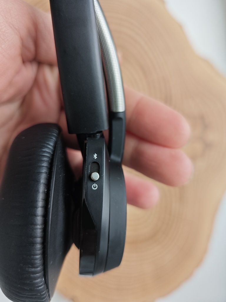 Бездротові Bluetooth навушники Poly Voyager Focus UC з шумопоглинанн