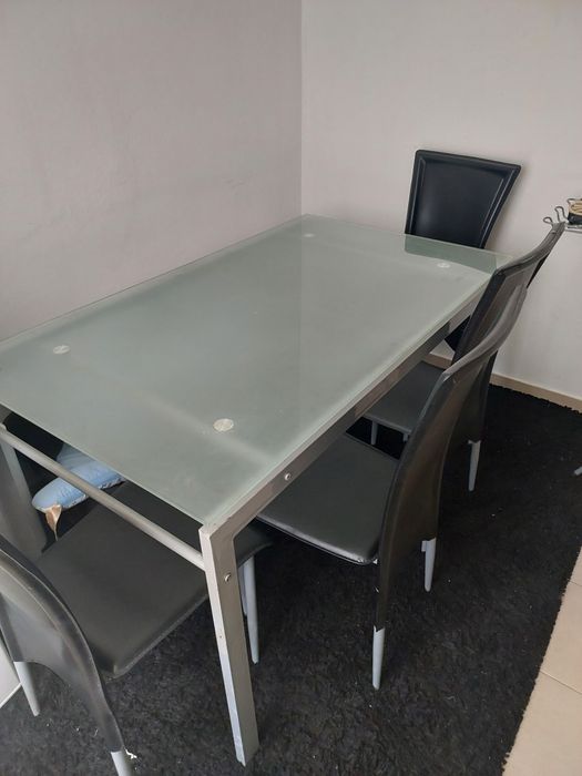 Mesa com 4 cadeiras em bom estado