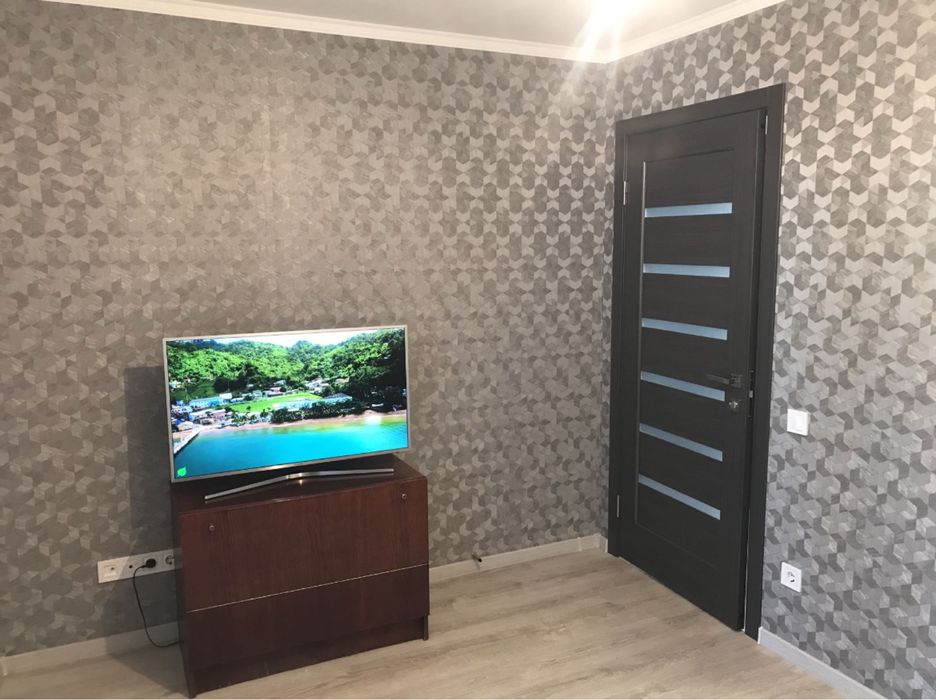 Продам 3-кімнатну квартиру на Митниці, вул. Жужоми