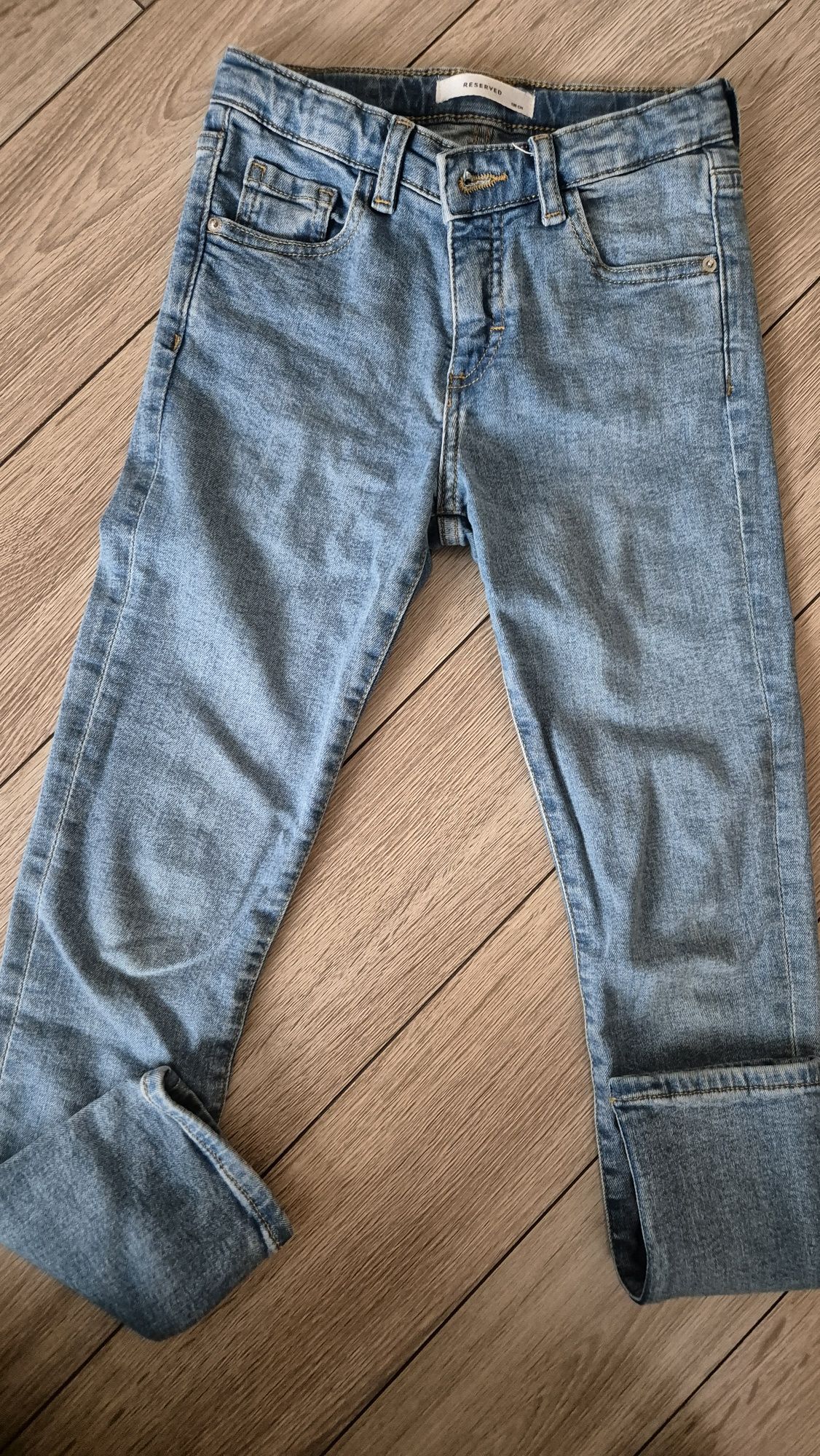 2x spodnie reserved jeans dodatkowo leginsy w prazki rozm 128
