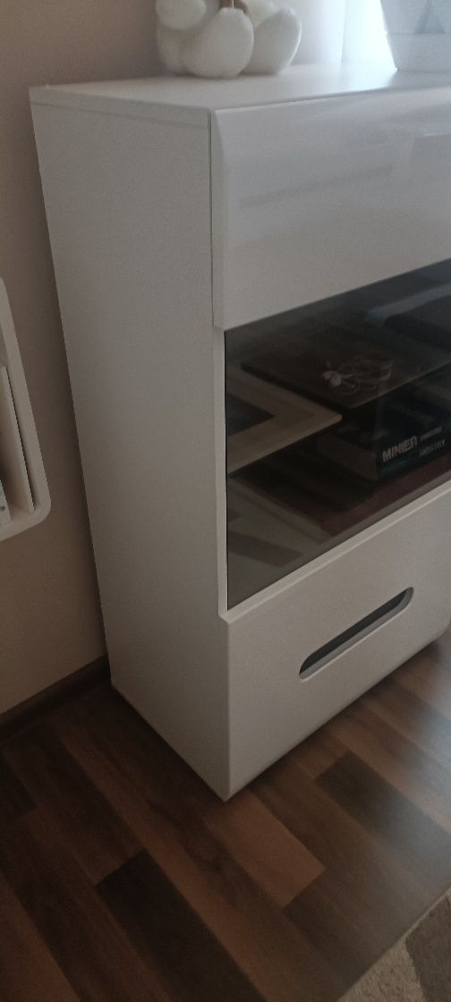 Szafka RTV oraz wisząca witryna