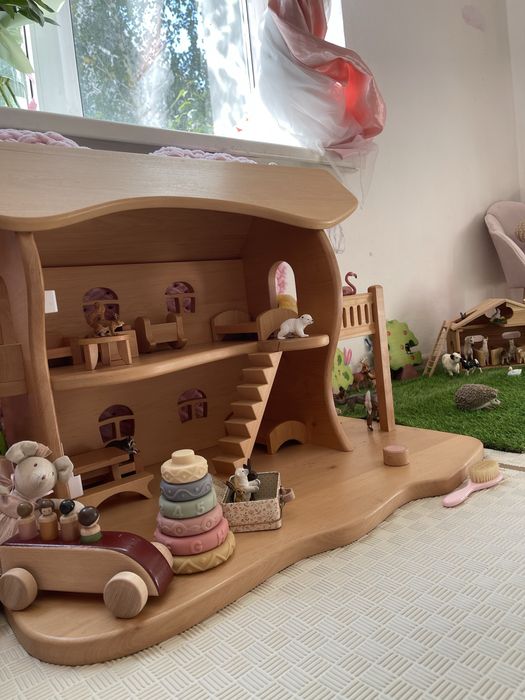 деревʼяний великий ляльковий будинок
