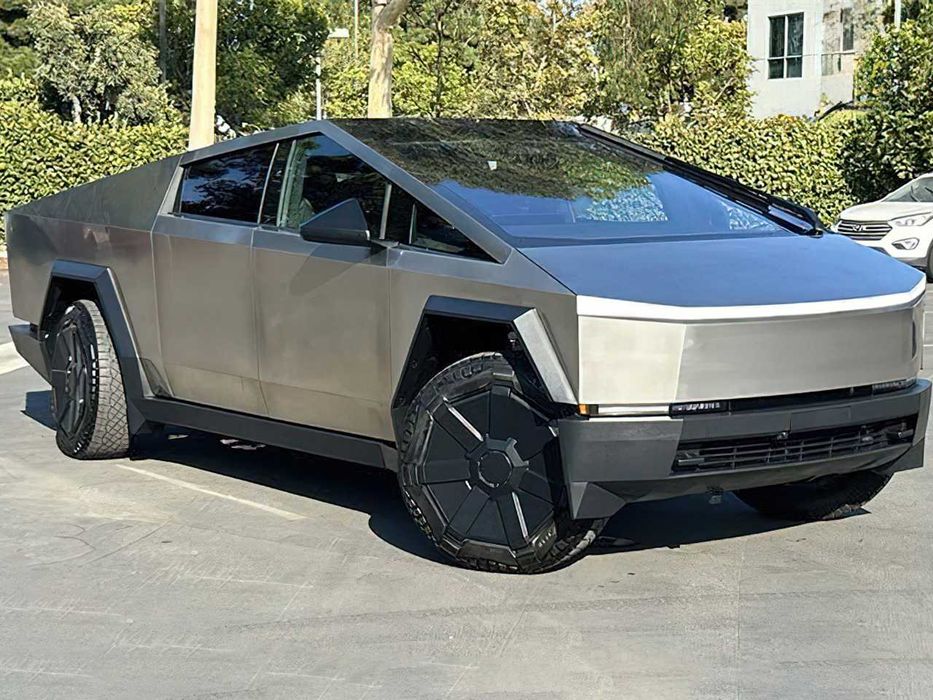 Tesla Cybertruck Crew Cab      2024