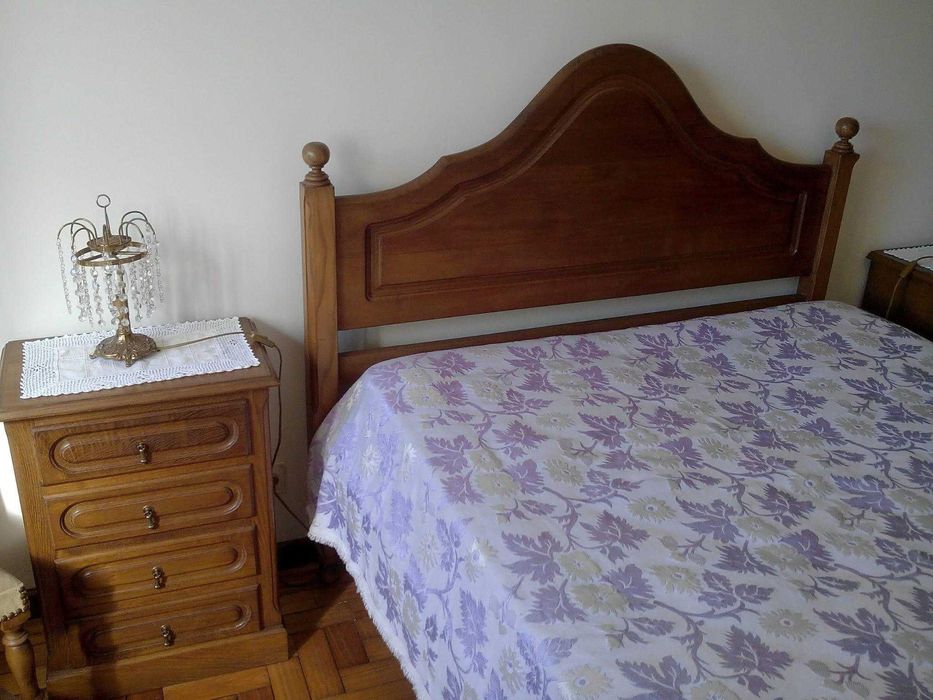 Quarto completo (cama + colchão + mesinhas cabeceira)