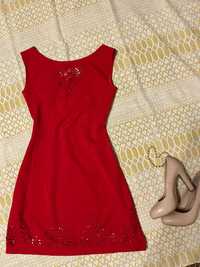 Червоне плаття, з перфорацією
