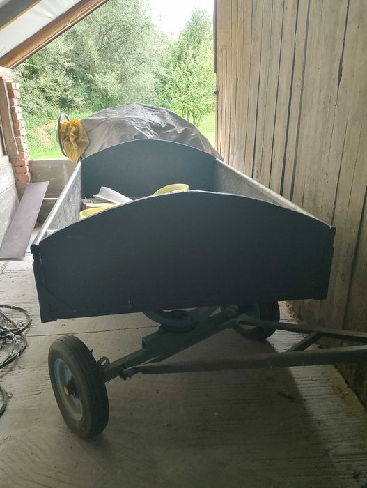 Wóz metalowy z burtami drewnianymi