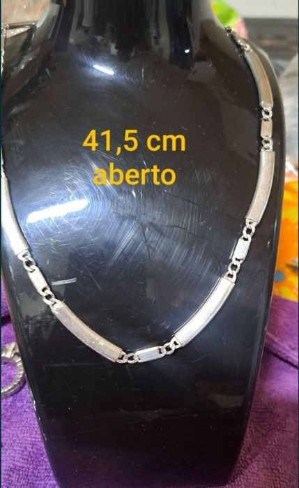 Conjunto em prata contrastada.