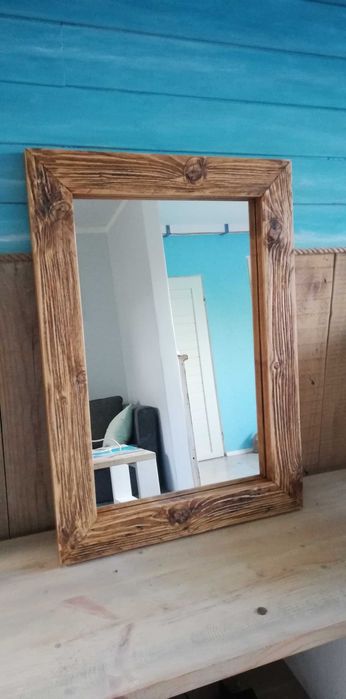 Lustro w drewnianej ramie