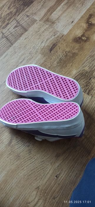 Buty dziewczęce sportowe na rzepy.