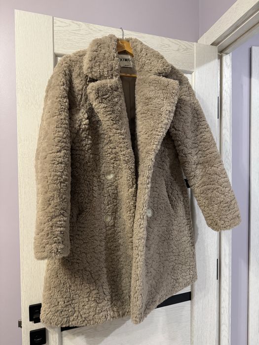 Шуба з екохутра тепла , легенька , зручна , довжина середня ,