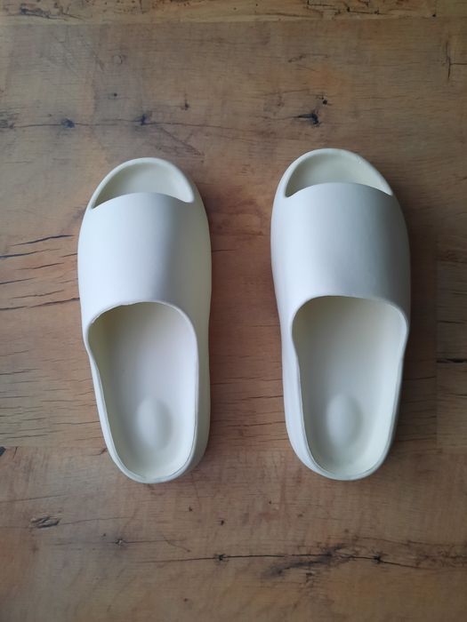 Klapki podobne do yezzy beżowe