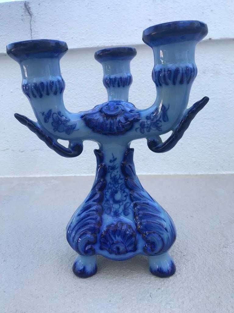 Candelabros antigos em porcelana azul
