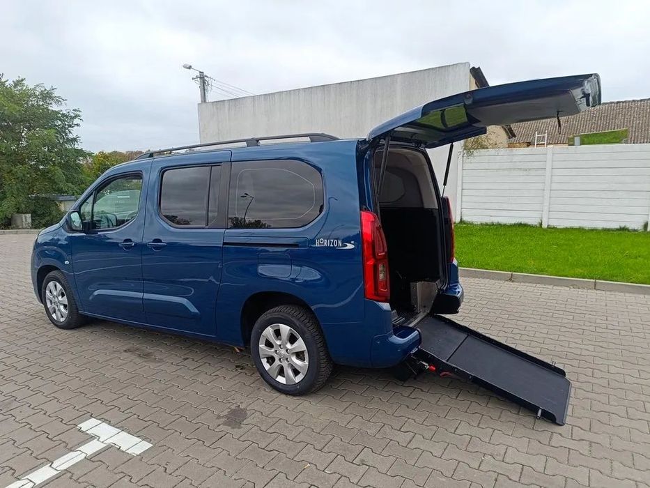 Opel Combo do przewozu osoby niepełnosprawnej inwalidy rampa PFRON 6 osobowy