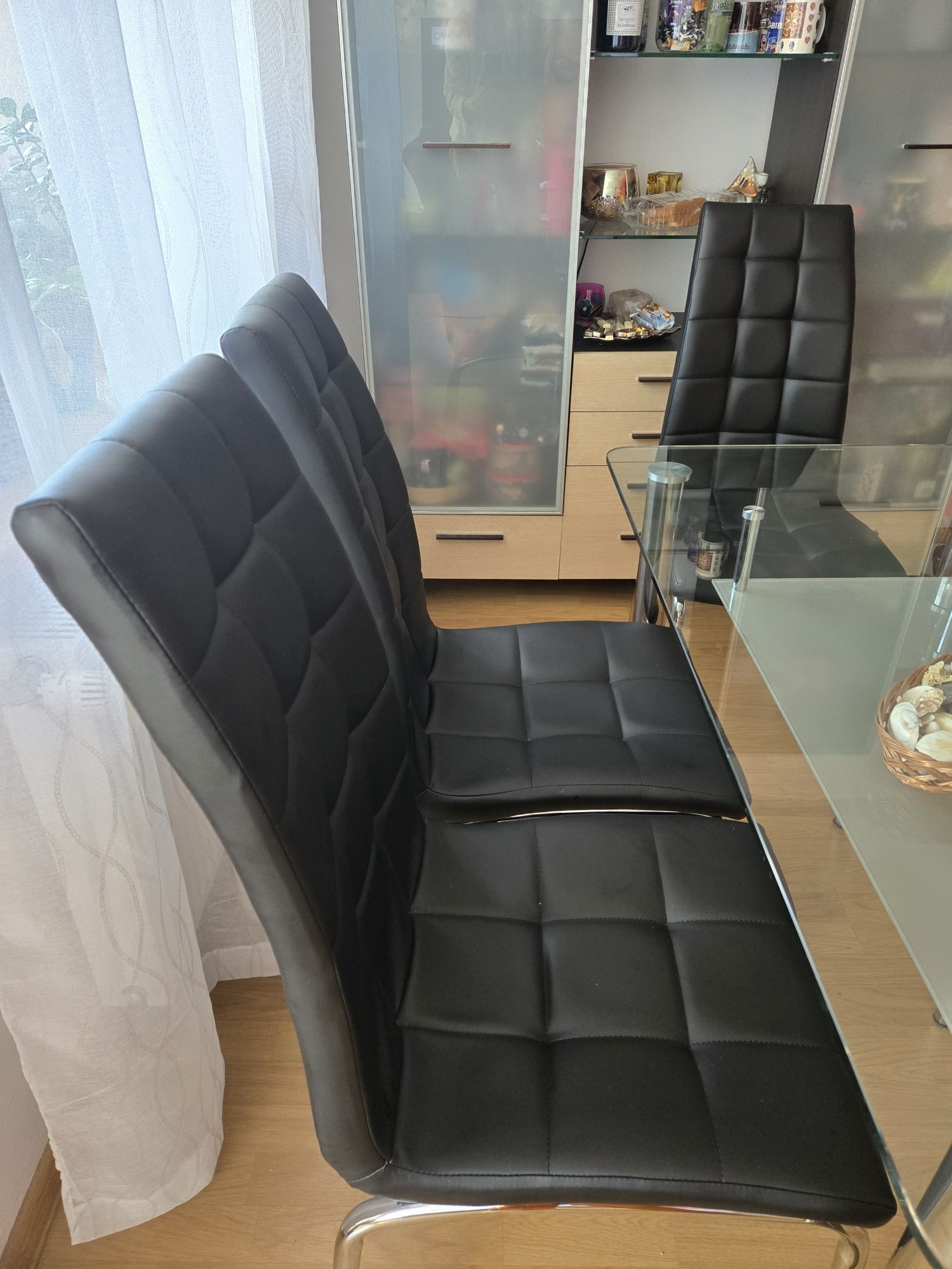 Eleganckie i nowoczesne krzesla I stół do salonu