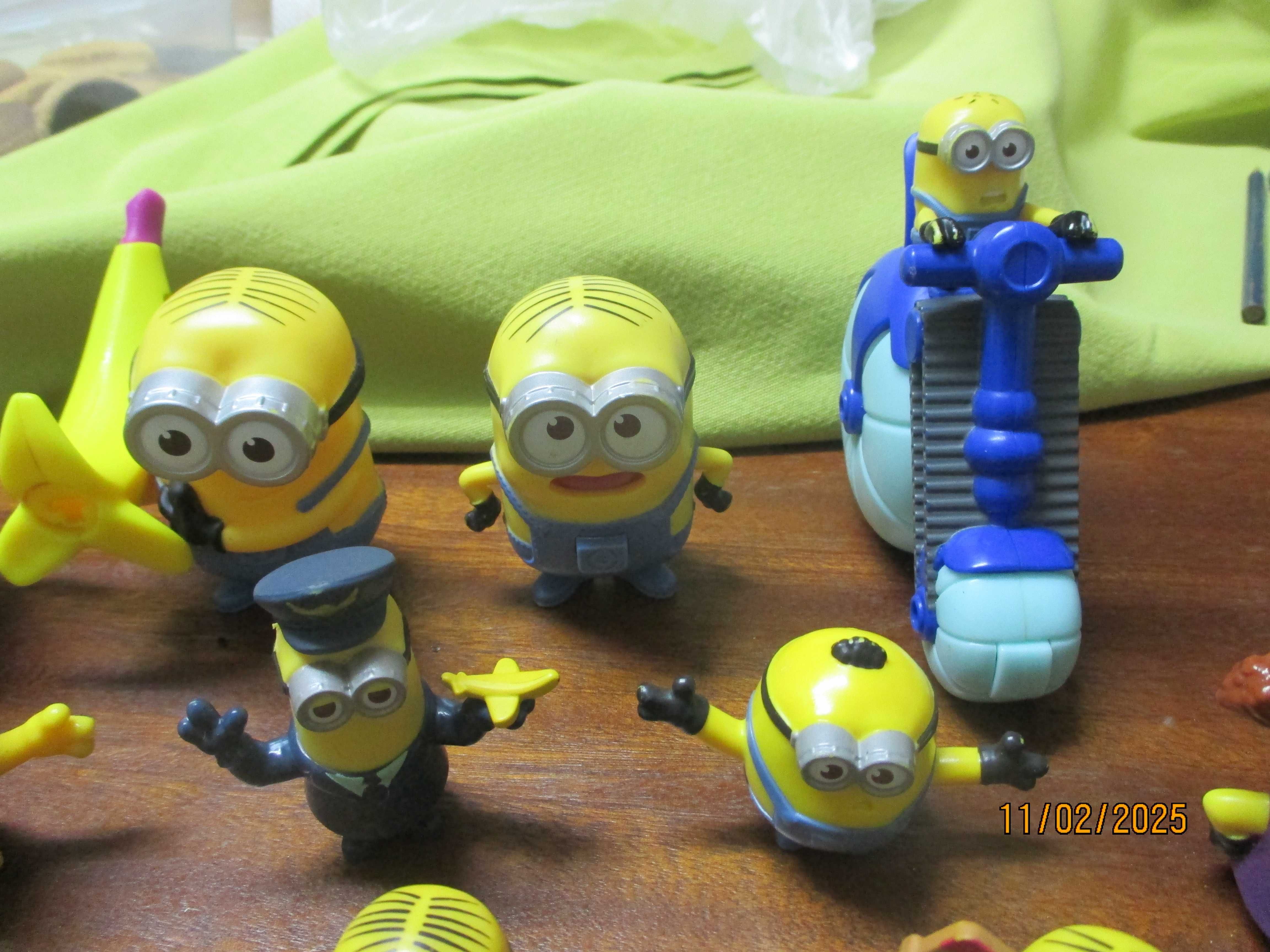 18 bonecos e uma escova Minions