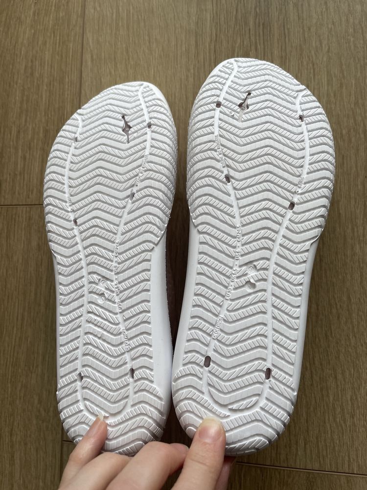 39- Decathlon. Buty na wodę- jeżowce.