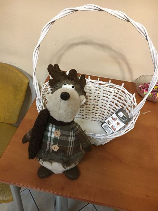 Wiklinowy koszyk z reniferem