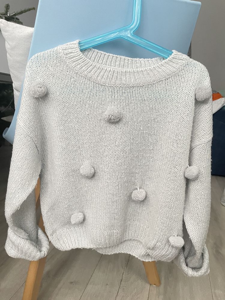 Sweter z pomponami r.122