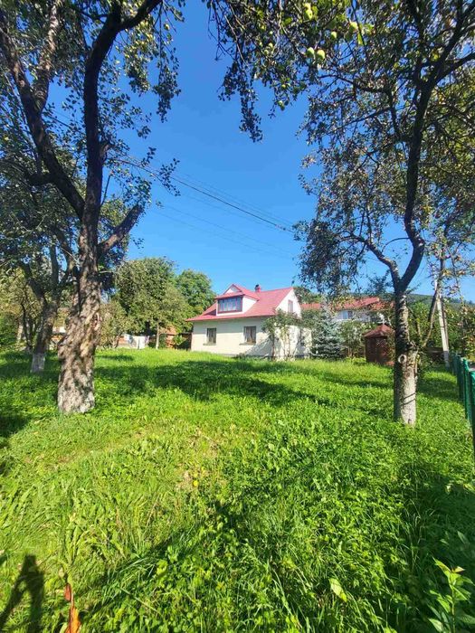 Продаж гарного будинку з земельною ділянкою в центрі Яремче!