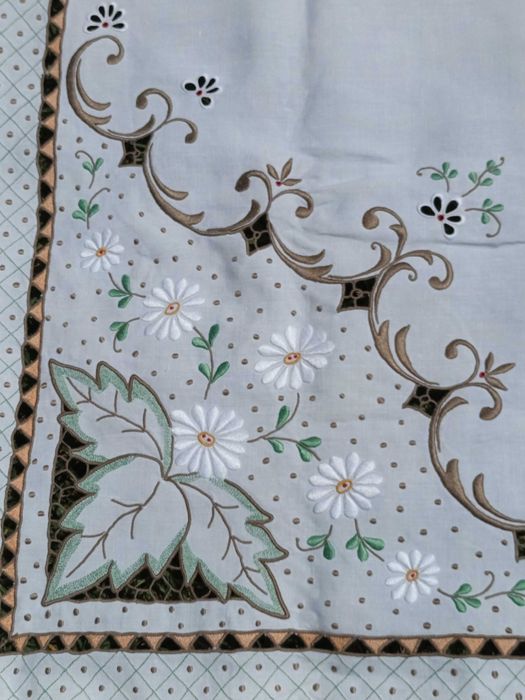 Toalha de Mesa com Bordados da Ilha da Madeira