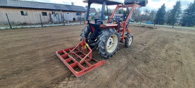 Równanie terenu  traktorek rozwożenie ziemi zakładanie ogrodów  trawni