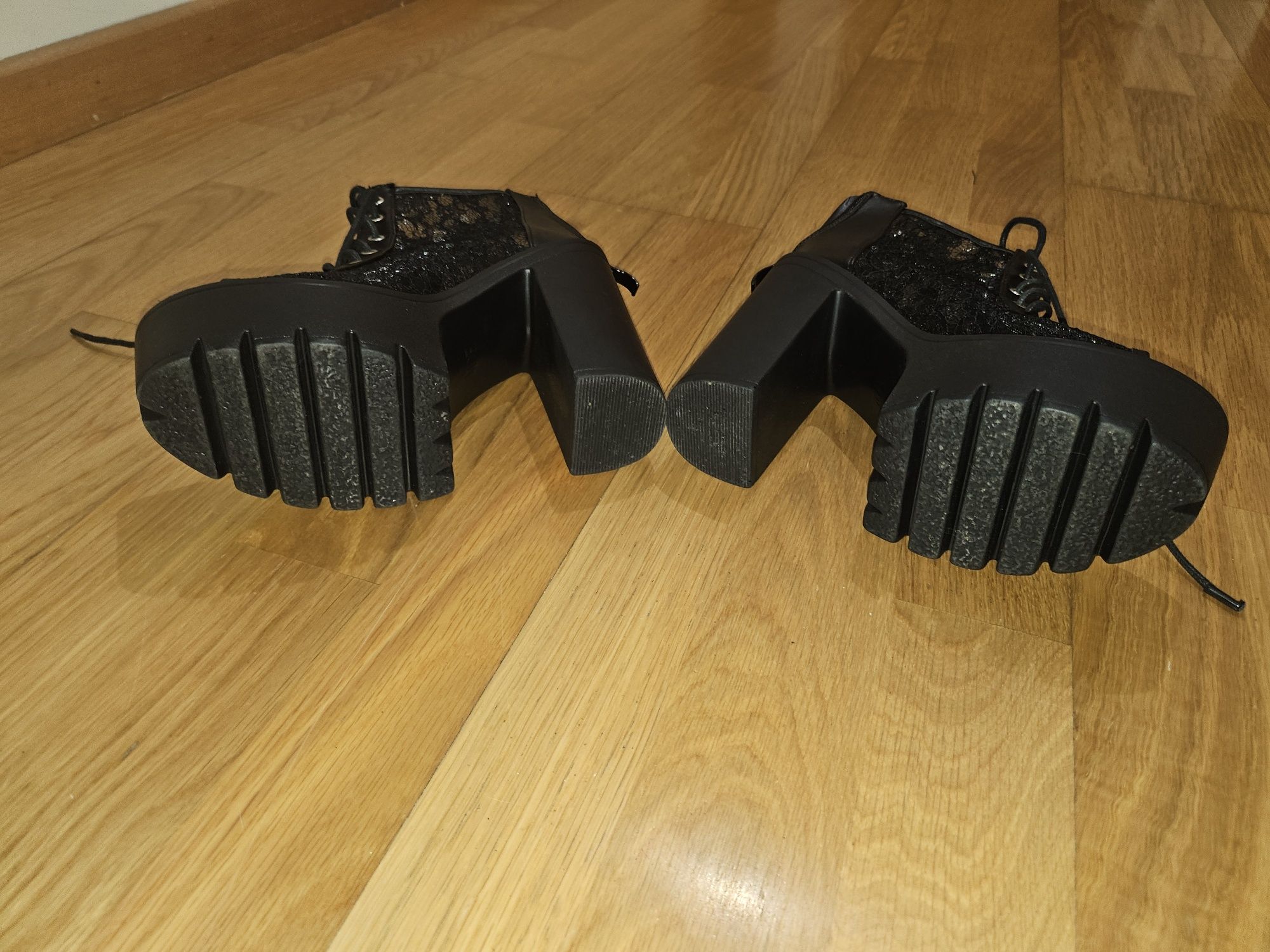 Botins abertos à frente