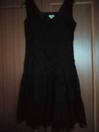 Czarna koronkowa sukienka firmy PhaseEight